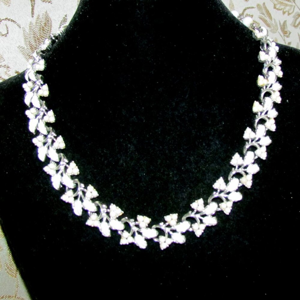 NECKLACE, WHITE & SILVER QUALITY BEADING w ADJUSTABLE LENGTH, EUC VINTAGE
